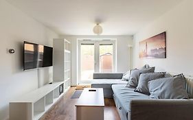 Modern & Stylish 2 Bedroom Apartment! - Ground Floor - Free Parking For 2 Cars - Netflix - Disney Plus - Sky Sports - Gigabit Internet - Newly Decorated - Sleeps Up To 5! - Close To Bournemouth Train Station